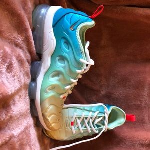 Nike woman’s Vapormax Plus Shoe’s , Mint Foam/ Metallic Silver. Size 8